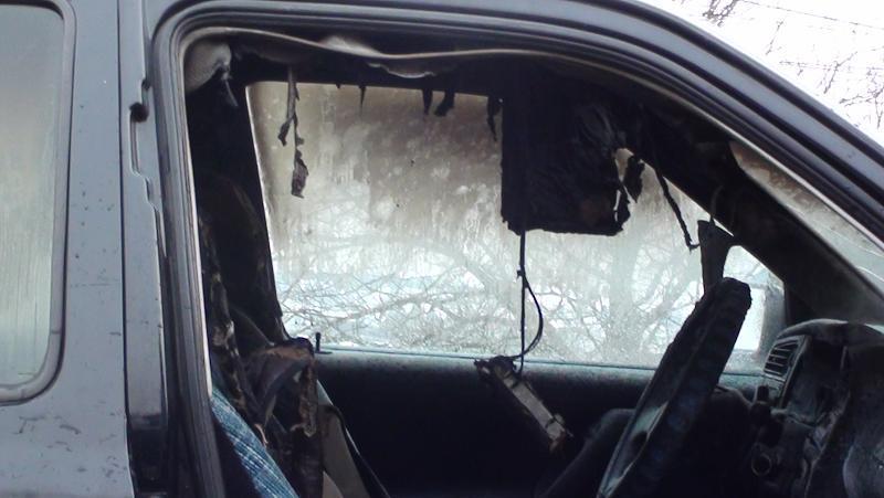 Turda: O maşină abandonată, în care dormeau oamenii străzii, a fost incendiată