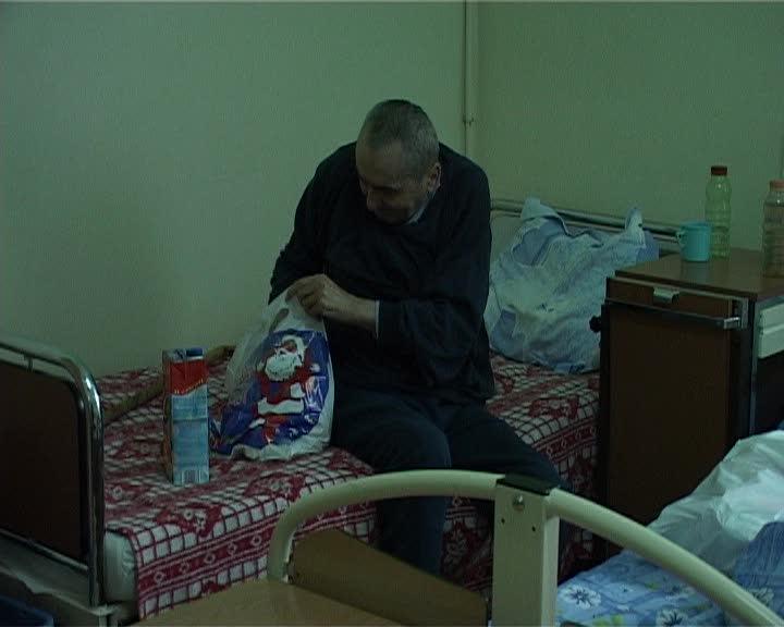 L-au aşteptat ca pe Moş Crăciun. Ce spun cei de la Centrul de vârstnici despre cadourile lui Boc VIDEO