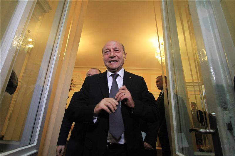 Ţinuţi în autobuzul spre avion, pentru că Băsescu n-a ajuns la timp