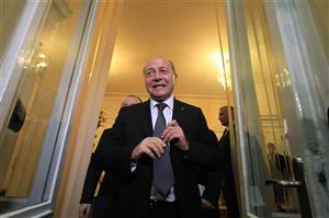 Ţinuţi în autobuzul spre avion, pentru că Băsescu n-a ajuns la timp