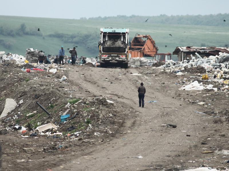 The Telegraph: Filmare cu drona deasupra gropii de gunoi de la Pata Rât, unde trăiesc 75 de familii de romi  