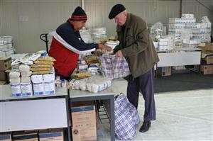 Peste o sută de clujeni, la coadă pentru a primi ajutoare alimentare rămase nedistribuite