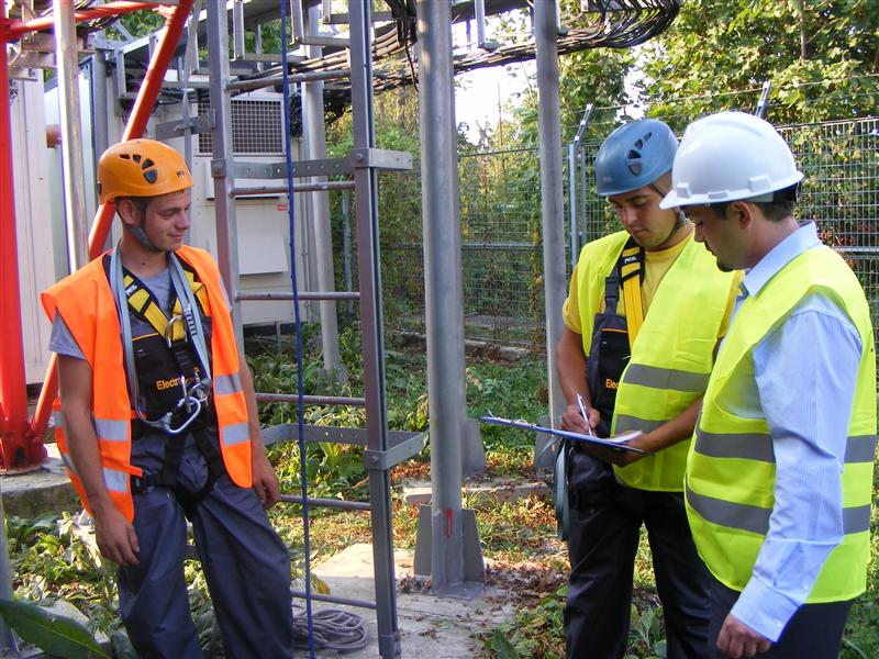 Energeticienii locali pleacă după bani externi