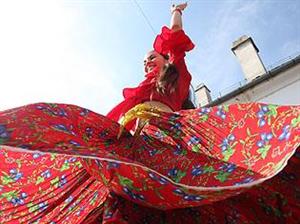 Lăutari şi paradă de modă cu costume tradiţionale la mall, de Ziua Internaţională a Romilor