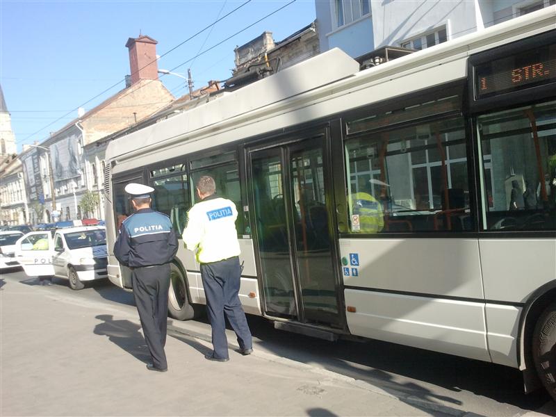 Frână bruscă cu troleibuzul: o femeie a ajuns la spital 