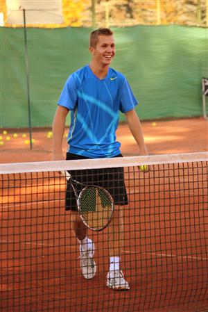 I-a luat un set numărul 92 mondial, la primul său turneu ATP