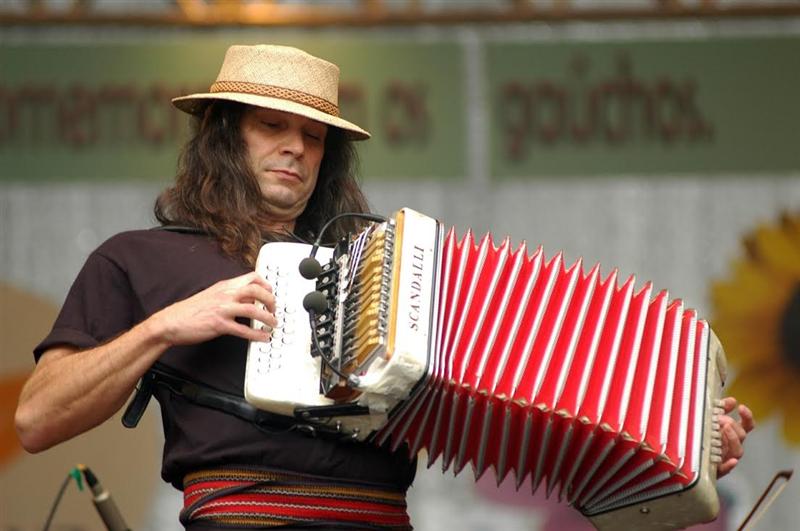 Brazilianul Renato Borghetti, maestrul acordeonului, concertează la Cluj VIDEO