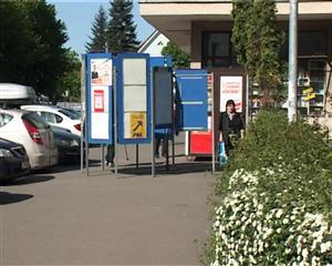 Panou electoral în mijlocul trotuarului, în Gheorgheni VIDEO