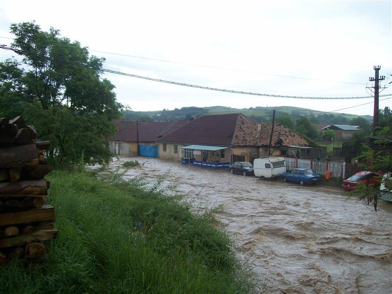 Pericol de inundaţii în toată ţara