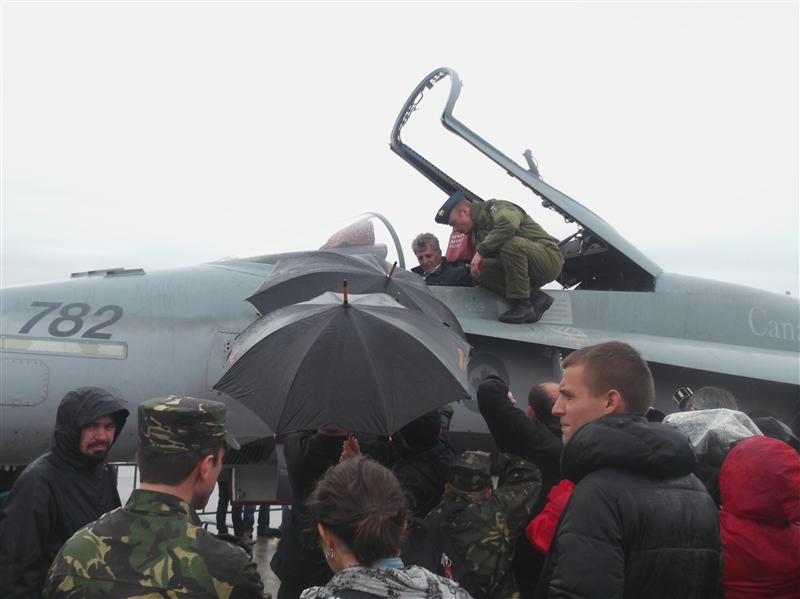Spectacol cu avioanele CF-18 Hornet la Câmpia Turzii. Cum s-au acomodat piloţii canadieni la Cluj