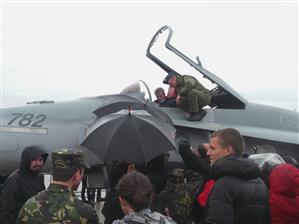Spectacol cu avioanele CF-18 Hornet la Câmpia Turzii. Cum s-au acomodat piloţii canadieni la Cluj