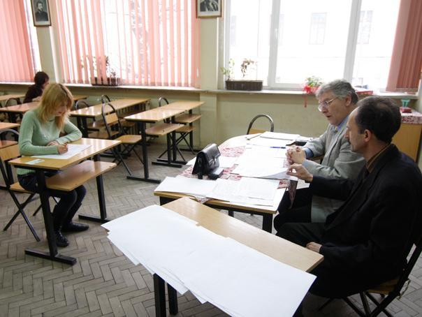 Au ratat Bac-ul din cauză că le-a sunat mobilul în examen 