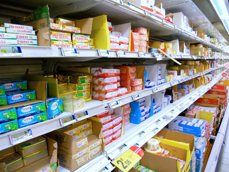 Comercianţii autohtoni atacă hipermarketurile