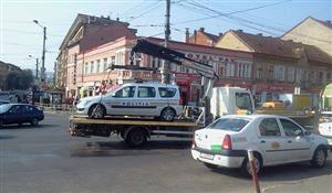 Maşină de poliţie ridicată la Cluj