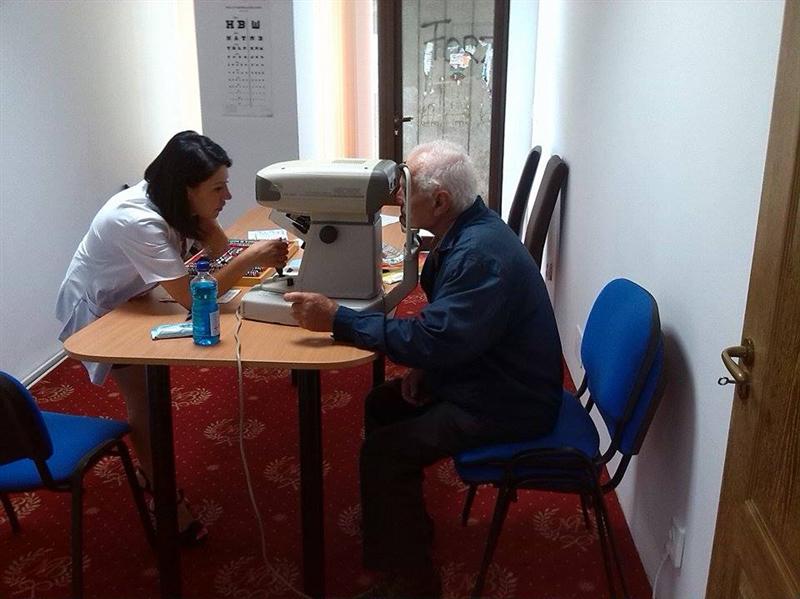 Să vezi cu cine votezi :) Consultaţii oftalmologice gratuite, oferite de un senator clujean