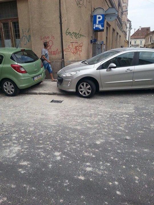 În centru cade tencuiala. Atenţie pe unde mergeţi!