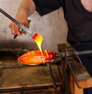 Un clujean angajat la Institutul de Fizică Atomică, meşter sticlar la Festivalul Sighişoara