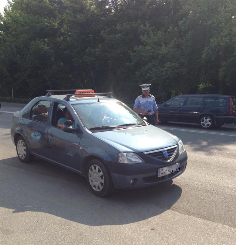 Cursant îndemnat să treacă pe roşu de instructorul auto