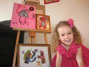 Album de artă cu desene realizate de o fetiţă născută în Canada din părinţi români, prezentat la Cluj 