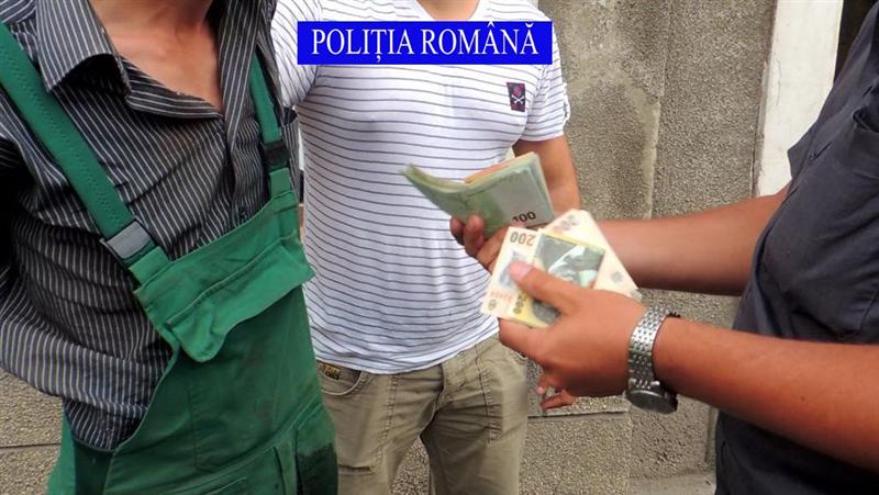 Şantajişti profesionişti, prinşi în flagrant de poliţişti. Vezi cum acţionau