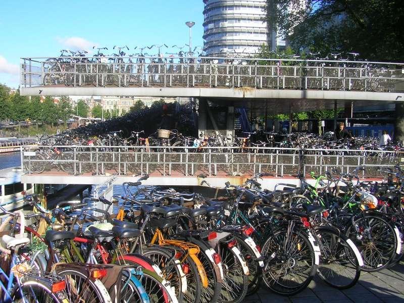Accident inedit: biciclist acroşat de portiera unei maşini
