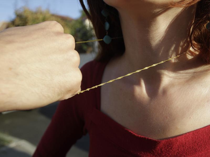 Furt în plină stradă: o femeie a rămas fără lănţişorul de la gât