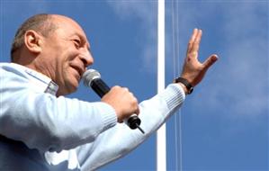 A treia suspendare a lui Băsescu i-ar putea prelungi mandatul