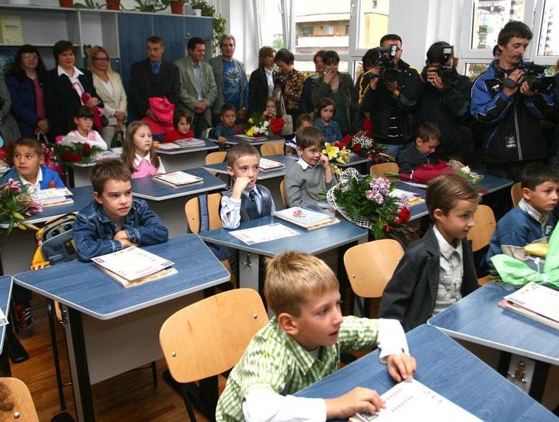Anul şcolar începe fără manuale la clasele mici, dar cu obligaţii pentru profesori şi elevi