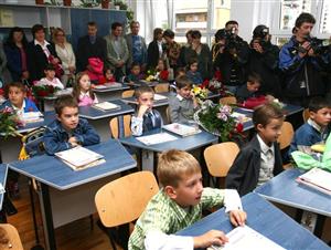 Anul şcolar începe fără manuale la clasele mici, dar cu obligaţii pentru profesori şi elevi
