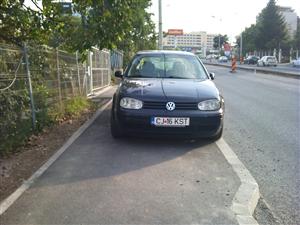 Rupe-ţi permisul! Cu maşina şi motocicleta în mijlocul trotuarului