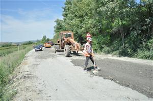 Fosta şi actuala conducere a CJ Cluj se bat în cifre pe drumurile judeţene