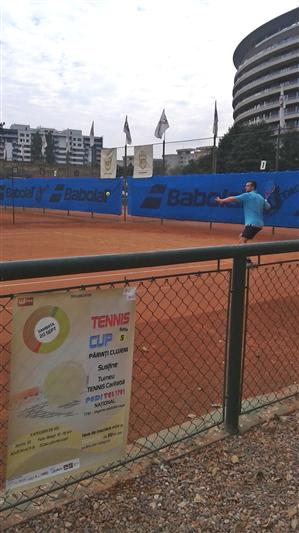 Familiile cu copii s-au duelat pe terenul de tenis