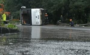 Accident grav în Bulgaria: Un român a murit, iar cinci sunt răniţi grav după ce un autocar a căzut într-o râpă