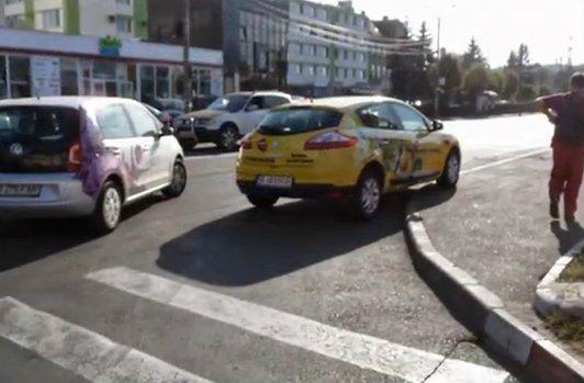 RUPE-ŢI PERMISUL: Şi-a lăsat maşina parcată în curbă