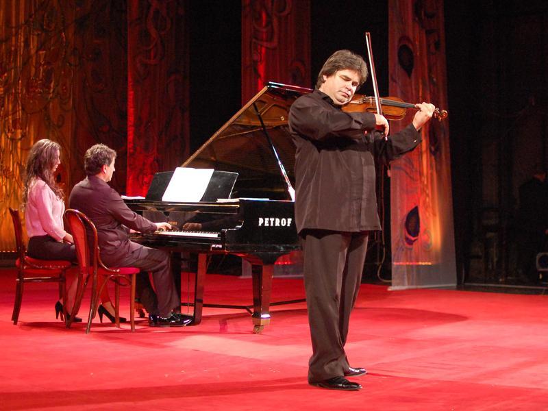 Violonistă clujeană, duce vioara lui George Enescu prin ţară