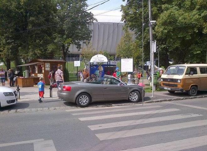 Jungla parcărilor din zona Cluj Arena, pe cale să fie rezolvată. Şoferii ar putea fi îndrumaţi să folosească parcarea stadionului