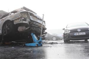 Bilanţ de accident: a distrus trei maşini parcate şi a lovit un cetăţean nevinovat