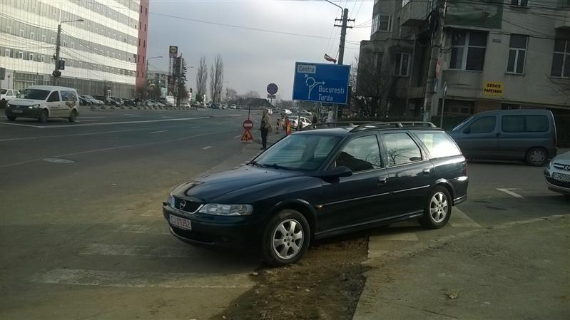RUPE-ŢI PERMISUL: Cu parcarea peste drum, şi-a lăsat maşina pe trecerea de pietoni