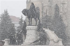 Frigul pune stăpânire pe oraş. Vremea în weekend, la Cluj