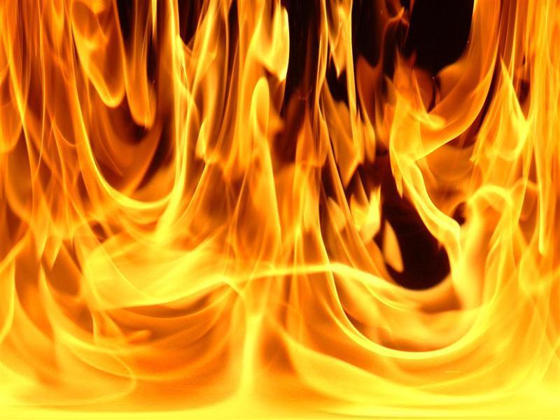 Incendiu violent: un bărbat a ajuns la spital cu arsuri grave