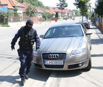 Percheziţii la un hoţ de maşini. Voia să vândă un autoturism furat din Germania. Cum s-a întors roata împotriva lui VIDEO