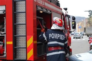 Incendiu violent la un service auto din Cluj. Peste 40 de persoane au fost evacuate