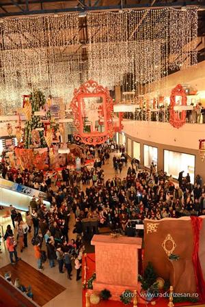 Parada lui Mos Craciun, spectacol de colinde si targ de antichitati la Iulius Mall (P)