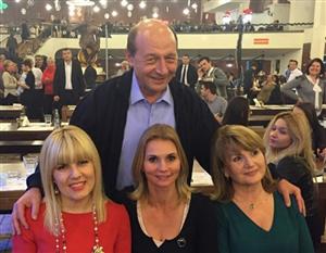 Băsescu a petrecut sfârşitul de mandat alături de soţie şi liderii PMP, la o berărie din Herăstrău