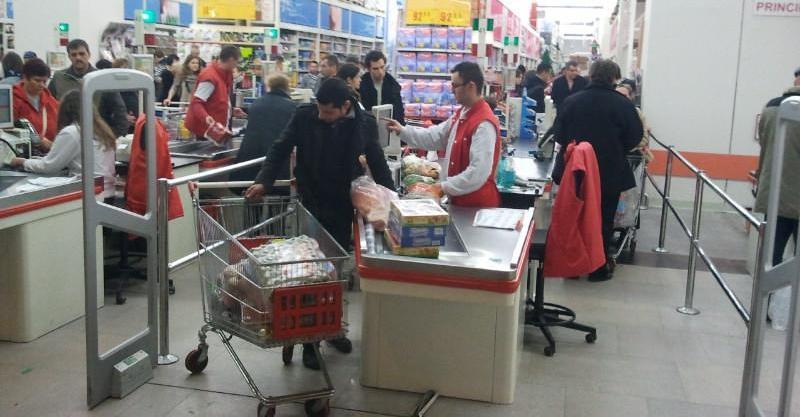 Shopping de coşmar. I-a fost luat coşul de cumpărături gata plătite chiar de sub nas