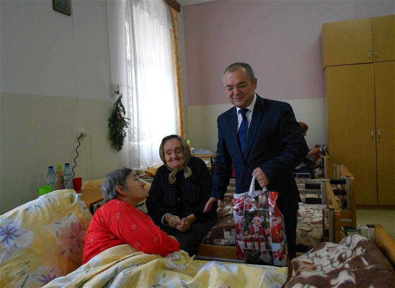 Boc, în rolul lui Moş Crăciun. Primarul a împărţit cadouri vârstnicilor de la centrul de îngrijiri din oraş