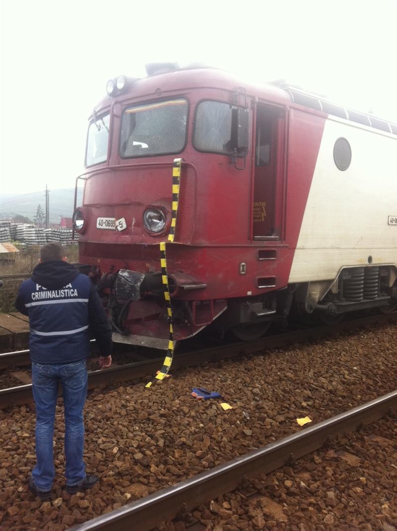 Accident fatal: O femeie a murit, iar doi copii au fost răniţi după ce maşina în care erau a fost lovită de tren. Şoferul avea 15 ani