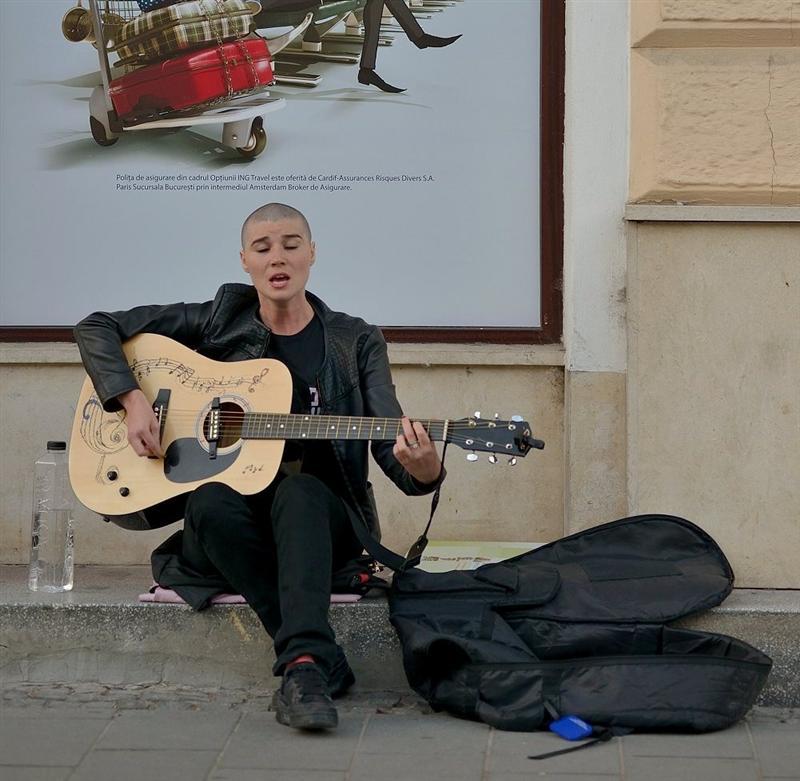 Reportajele anului. Cântăreaţa CHEALĂ. Fata care oferă muzică live şi nu cere nimic în schimb