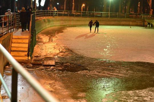 Gheața s-a spart la patinoarul abia deschis în Gherla. O fetiță de 6 ani a căzut în apă