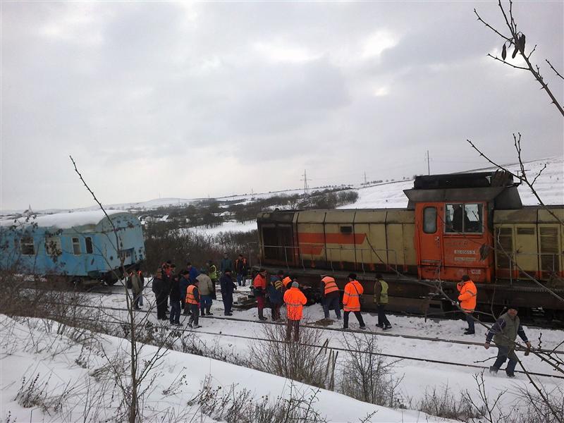 Locomotivă deraiată. Mai multe vite s-au izbit în ea FOTO/VIDEO